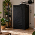Armario de cultivo indoor compacto con ventilación en una habitación doméstica